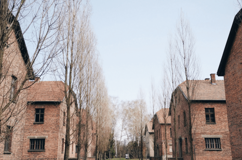 porque-devemos-visitar-auschwitz